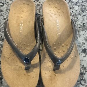 Vionic rest Mona sandals metallic Flip Flops